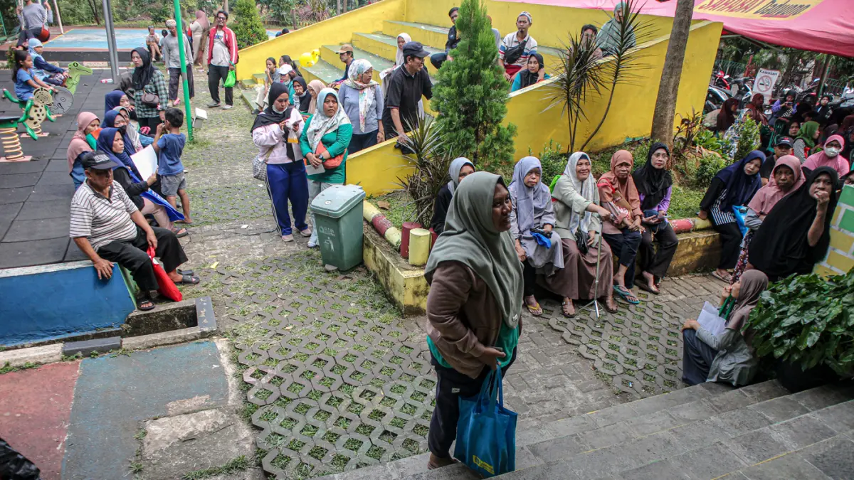 Sejumlah warga mengantri untuk mengambil bantuan pangan dari pemerintah di RPTRA Berseri, Jakarta, Jumat (05/06/2026). (Hanung Hambara/Jawa Pos)