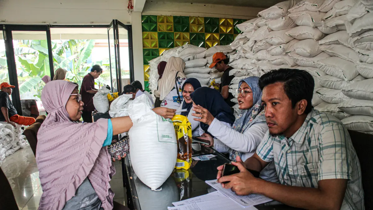 Sejumlah warga mengantri untuk mengambil bantuan pangan dari pemerintah di RPTRA Berseri, Jakarta, Jumat (05/06/2026). (Hanung Hambara/Jawa Pos)