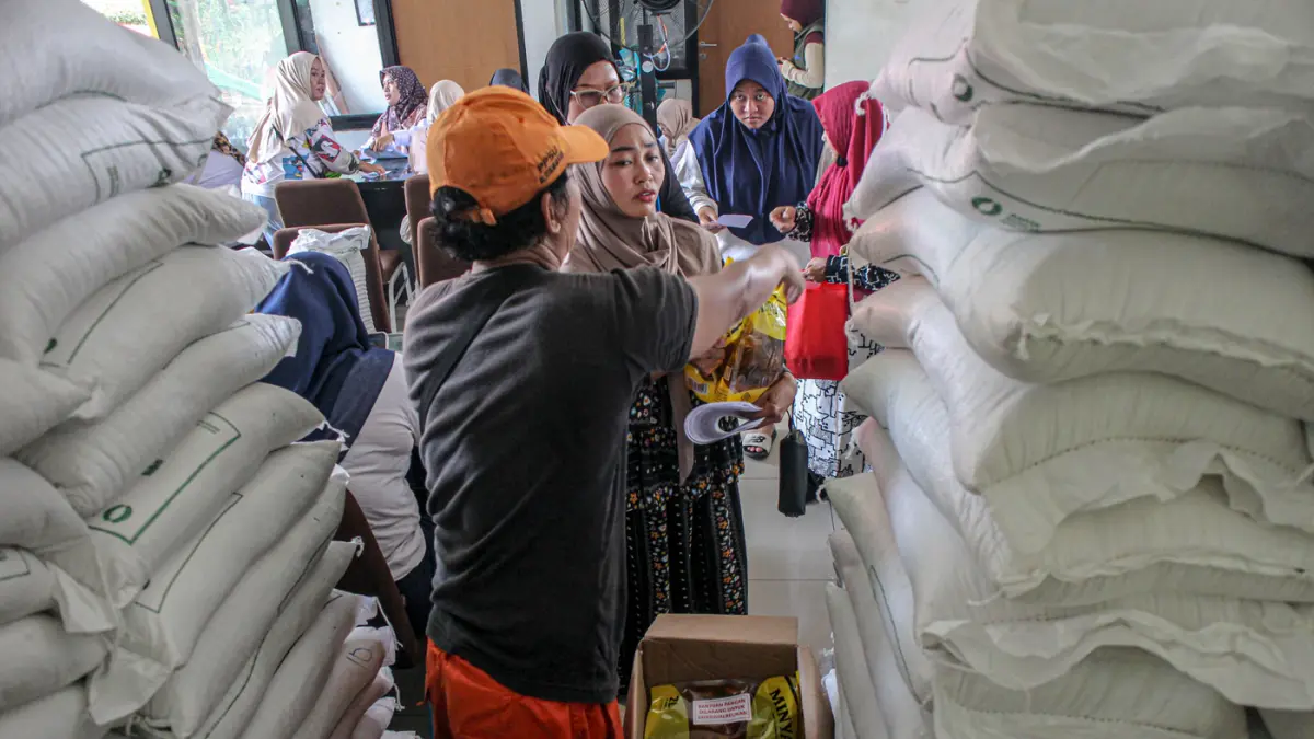 Sejumlah warga mengantri untuk mengambil bantuan pangan dari pemerintah di RPTRA Berseri, Jakarta, Jumat (05/06/2026). (Hanung Hambara/Jawa Pos)