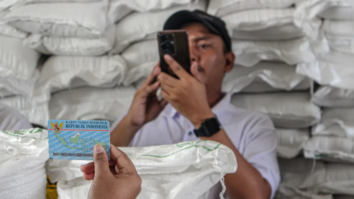 Sejumlah warga mengantri untuk mengambil bantuan pangan dari pemerintah di RPTRA Berseri, Jakarta, Jumat (05/06/2026). (Hanung Hambara/Jawa Pos)