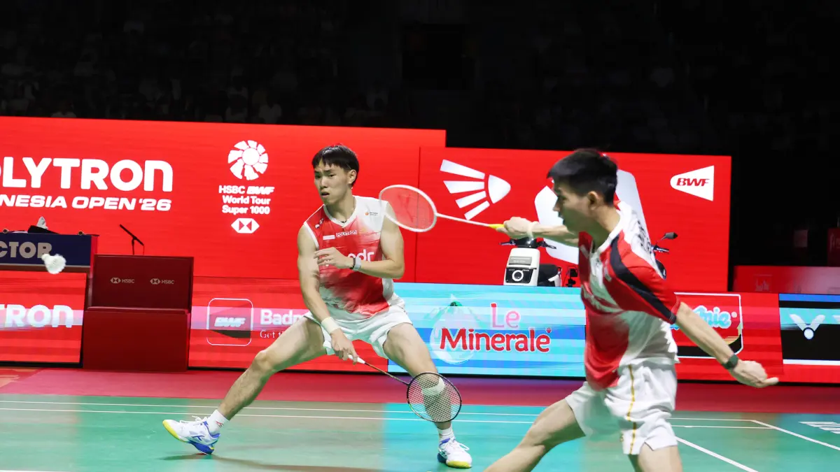 Pebulu tangkis ganda putra Indonesia Nikolaus Joaquin dan Raymond Indra bertanding melawan ganda putra Indonesia Sabar Karyaman Gutama dan Moh Reza Pahlevi Isfahani pada semifinal Polytron Indonesia Open 2026 di Istora Senayan, Jakarta, Sabtu (6/6/2026).