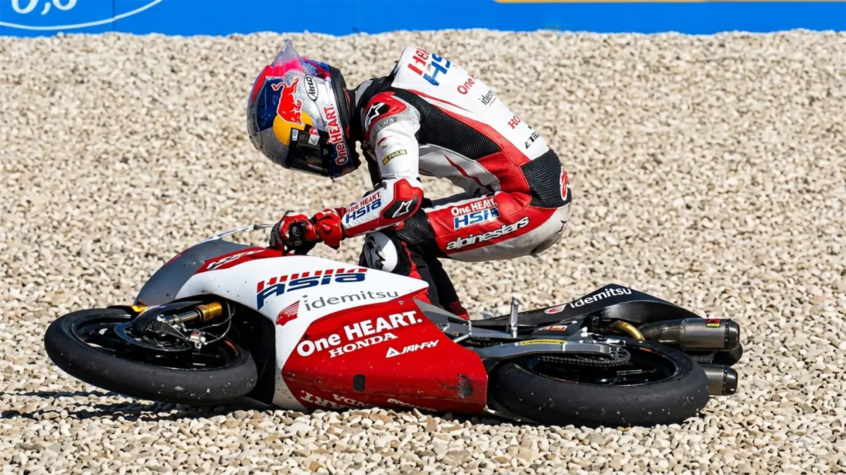 Veda Ega Pratama saat menjalani sesi Moto3 Hungaria 2026 di Sirkuit Balaton Park. Meski sempat crash pada FP2. (SPOTV) - Image