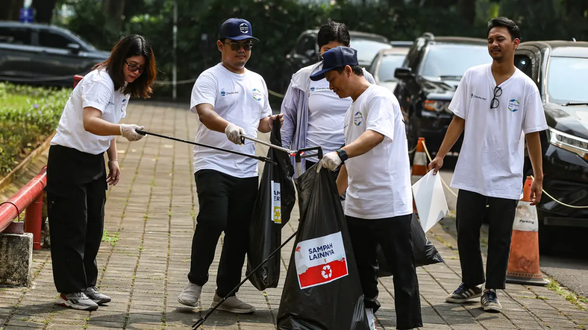 Volunteer Sobat Asri mengikuti kegiatan Aksi Asri Operasi Semut di sela penyelenggaraan Indonesia Short Course Emerging Series 2026 di kawasan GBK, Jakarta, Sabtu (6/6/2026). (Salman Toyibi/Jawa Pos)