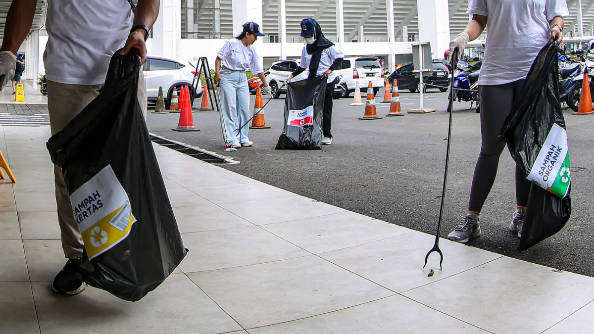 Volunteer Sobat Asri mengikuti kegiatan Aksi Asri Operasi Semut di sela penyelenggaraan Indonesia Short Course Emerging Series 2026 di kawasan GBK, Jakarta, Sabtu (6/6/2026). (Salman Toyibi/Jawa Pos)