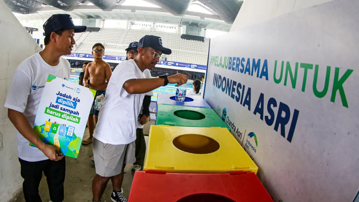 Volunteer Sobat Asri mengikuti kegiatan Aksi Asri Operasi Semut di sela penyelenggaraan Indonesia Short Course Emerging Series 2026 di kawasan GBK, Jakarta, Sabtu (6/6/2026). (Salman Toyibi/Jawa Pos)