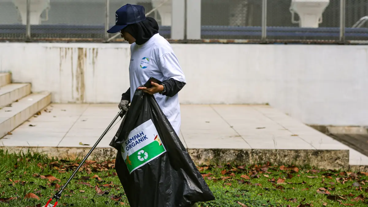 Volunteer Sobat Asri mengikuti kegiatan Aksi Asri Operasi Semut di sela penyelenggaraan Indonesia Short Course Emerging Series 2026 di kawasan GBK, Jakarta, Sabtu (6/6/2026). (Salman Toyibi/Jawa Pos)