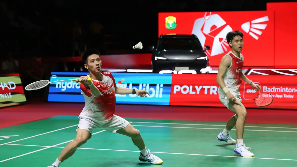 Ganda putra Indonesia Raymond Indra/Nikolaus Joaquin bertanding di babak final Indonesia Open 2026 melawan pasangan Malaysia, Goh Sze Fei/Nur Izzuddin di Istora Senayan, Jakarta, Minggu (7/6/2026). (Dery Ridwansah/ JawaPos.com)
