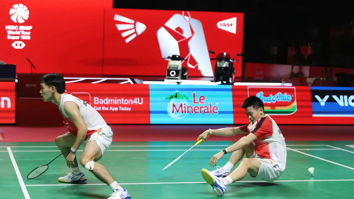 Ganda putra Indonesia Raymond Indra/Nikolaus Joaquin bertanding di babak final Indonesia Open 2026 melawan pasangan Malaysia, Goh Sze Fei/Nur Izzuddin di Istora Senayan, Jakarta, Minggu (7/6/2026). (Dery Ridwansah/ JawaPos.com)