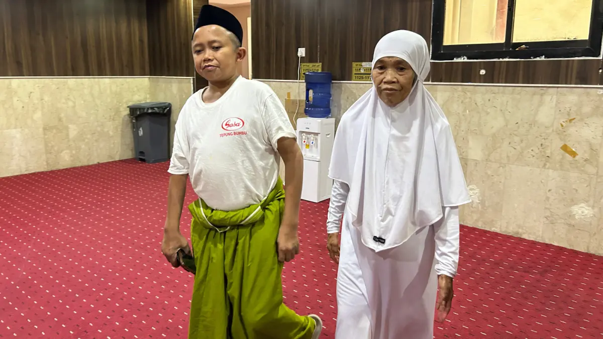Painah dan Sabar di Hotel mereka di kawasan Misfalah, Makkah, Minggu (7/6/2026). Painah berangkat bersama putranya karena sang suami tak lolos istithaah kesehatan. (Bayu Putra/JawaPos.com) - Image