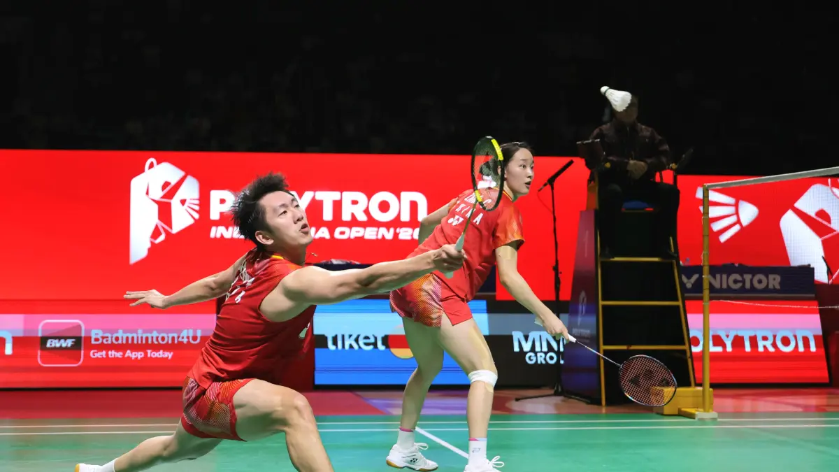 Pasangan ganda campura China, Cheng Xing/Zhang Chi di Final Indonesia Open 2026, Jakarta, Minggu (7/6/2026). (Dery Ridwansah/ JawaPos.com)