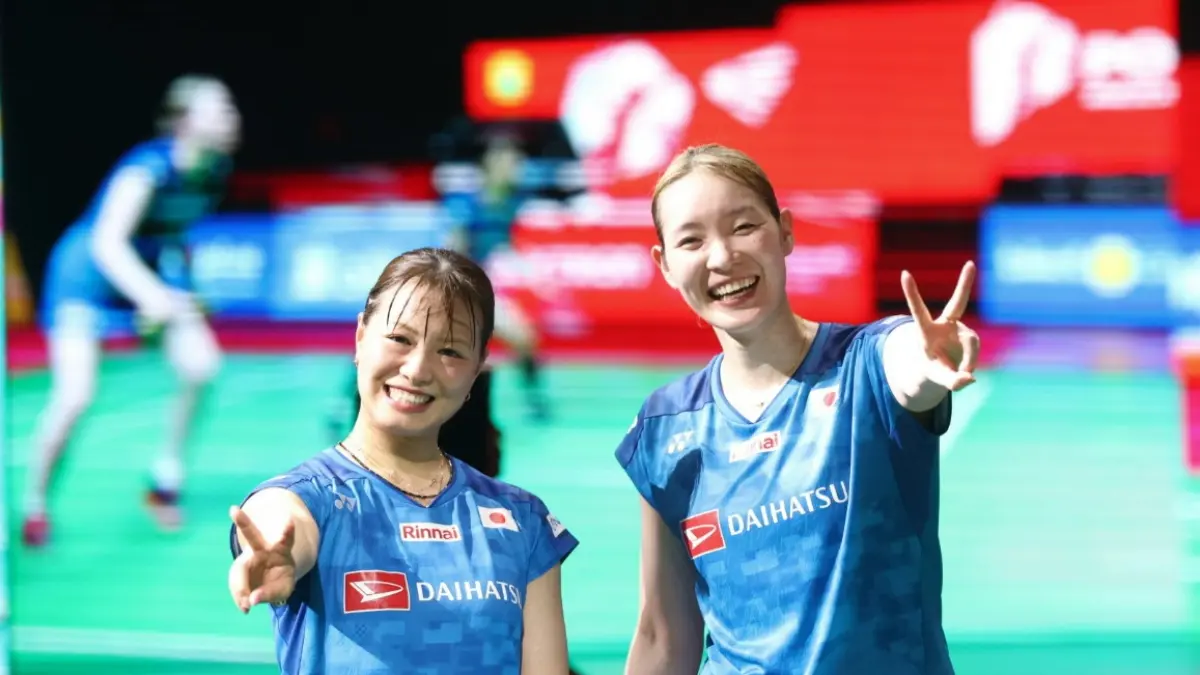 Pasangan ganda putri Jepang, Yuki Fukushima/Mayu Matsumoto, sukses menjadi juara turnamen Indonesia Open 2026 setelah mengalahkan wakil China, Liu Shengshu/Tan Ning di Istora Senayan, Jakarta, Minggu (7/6/2026). (Dery Ridwansah/ JawaPos.com)