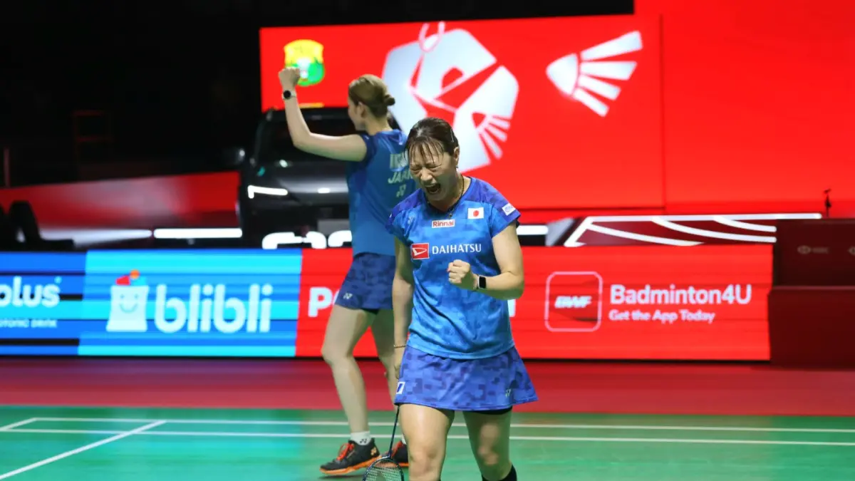 Pasangan ganda putri Jepang, Yuki Fukushima/Mayu Matsumoto, sukses menjadi juara turnamen Indonesia Open 2026 setelah mengalahkan wakil China, Liu Shengshu/Tan Ning di Istora Senayan, Jakarta, Minggu (7/6/2026). (Dery Ridwansah/ JawaPos.com)