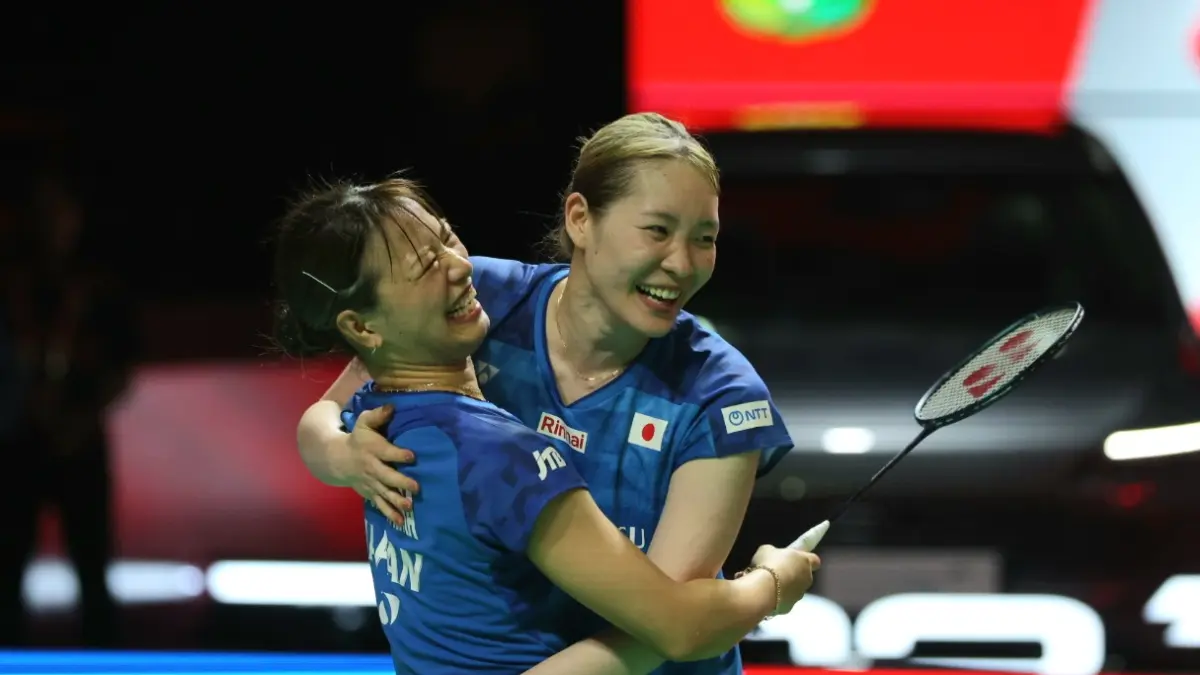 Pasangan ganda putri Jepang, Yuki Fukushima/Mayu Matsumoto, sukses menjadi juara turnamen Indonesia Open 2026 setelah mengalahkan wakil China, Liu Shengshu/Tan Ning di Istora Senayan, Jakarta, Minggu (7/6/2026). (Dery Ridwansah/ JawaPos.com)