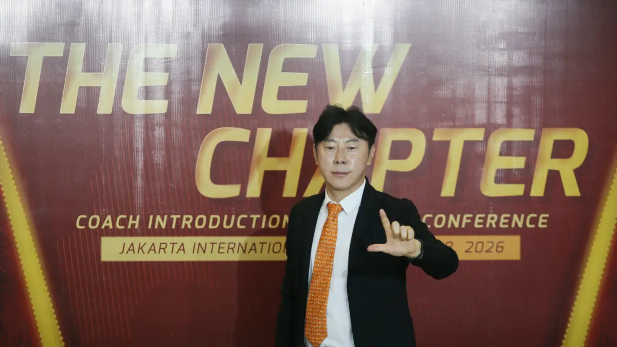 Pelatih asal Korea Selatan, Shin Tae-Yong diperkenalkan jadi pelatih baru Persija Jakarta di Jakarta International Stadium (JIS), Jakarta, Senin (8/6/2026). (Dery Ridwansah/ JawaPos.com)