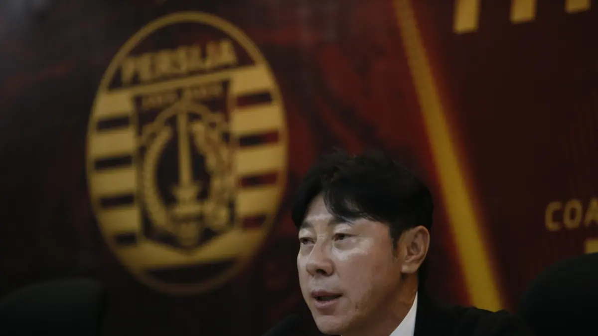 Pelatih asal Korea Selatan, Shin Tae-Yong diperkenalkan jadi pelatih baru Persija Jakarta di Jakarta International Stadium (JIS), Jakarta, Senin (8/6/2026). (Dery Ridwansah/ JawaPos.com)