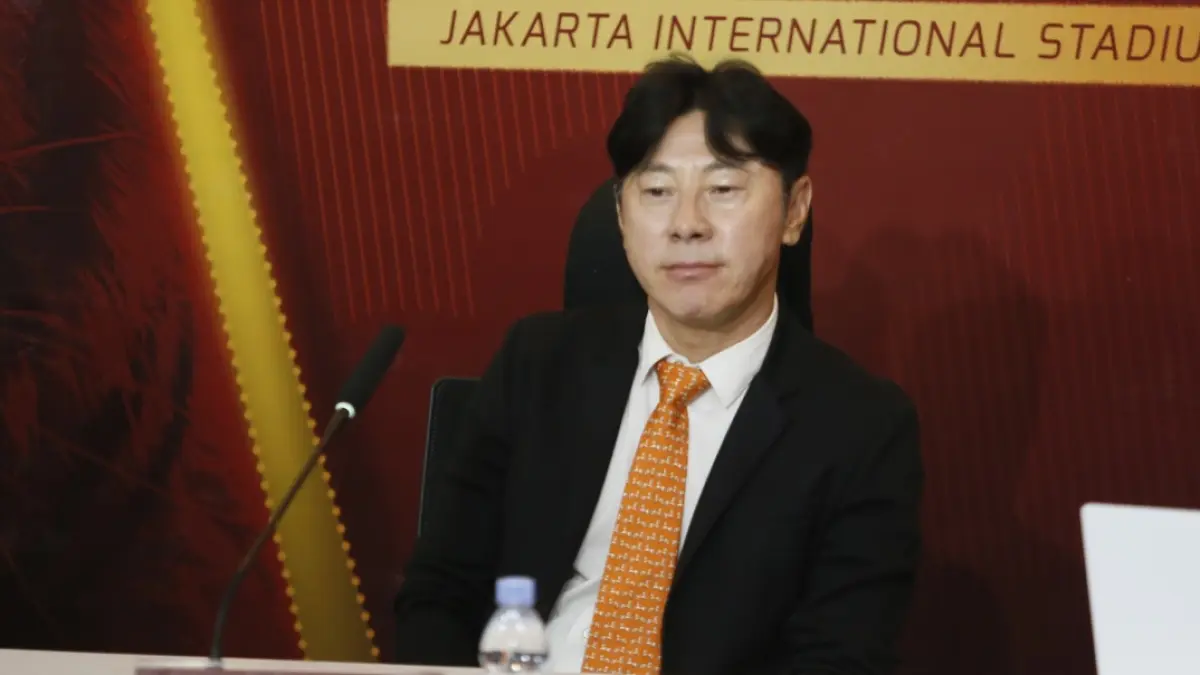 Pelatih asal Korea Selatan, Shin Tae-Yong diperkenalkan jadi pelatih baru Persija Jakarta di Jakarta International Stadium (JIS), Jakarta, Senin (8/6/2026). (Dery Ridwansah/ JawaPos.com)