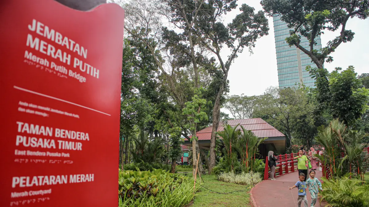 Pengunjung berjalan-jalan di Taman Bendera Pusaka, Jakarta, Senin (01/06/2026). (Hanung Hambara/Jawa Pos)
