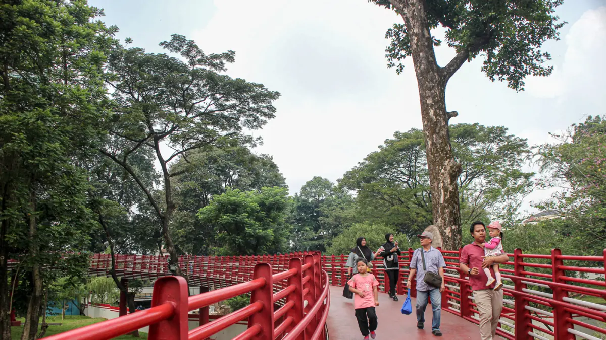 Pengunjung berjalan-jalan di Taman Bendera Pusaka, Jakarta, Senin (01/06/2026). (Hanung Hambara/Jawa Pos)