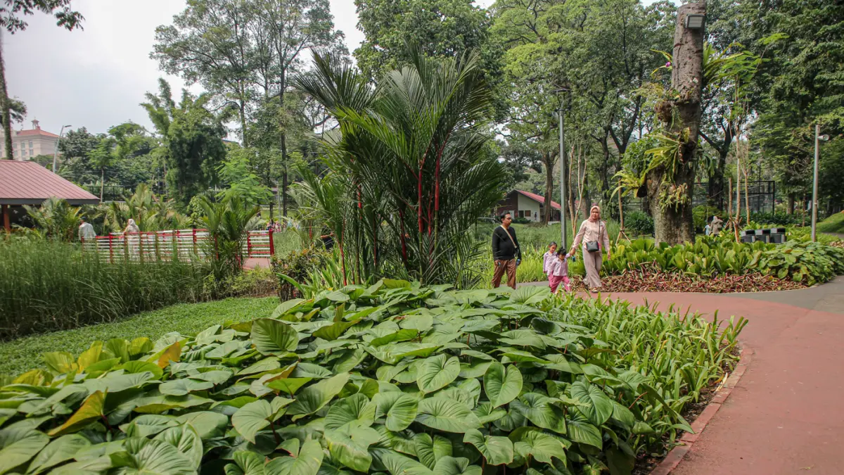Pengunjung berjalan-jalan di Taman Bendera Pusaka, Jakarta, Senin (01/06/2026). (Hanung Hambara/Jawa Pos)