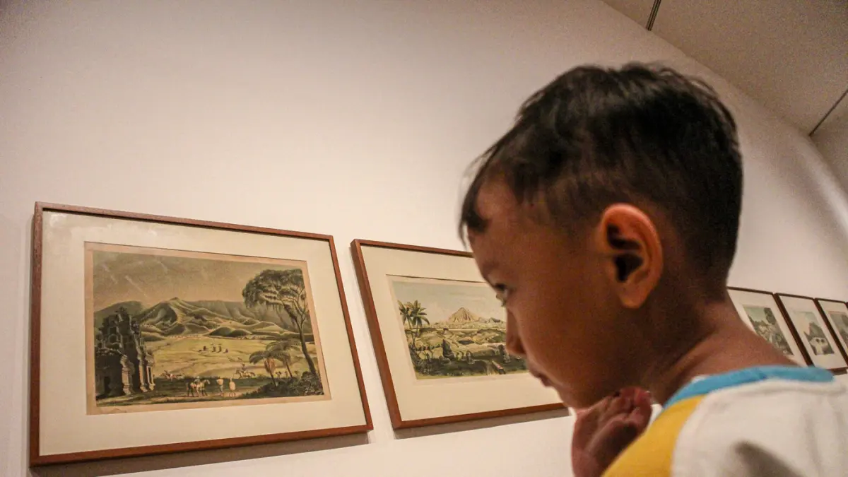 Pengunjung melihat beberapa koleksi lukisan di Museum Macan, Jakarta, Jumat (05/06/2026). (Hanung Hambara/Jawa Pos)