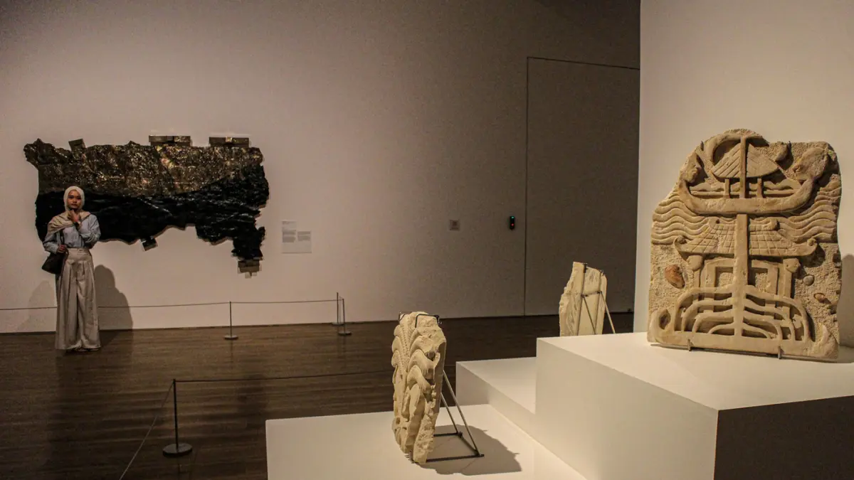 Pengunjung melihat beberapa koleksi lukisan di Museum Macan, Jakarta, Jumat (05/06/2026). (Hanung Hambara/Jawa Pos)