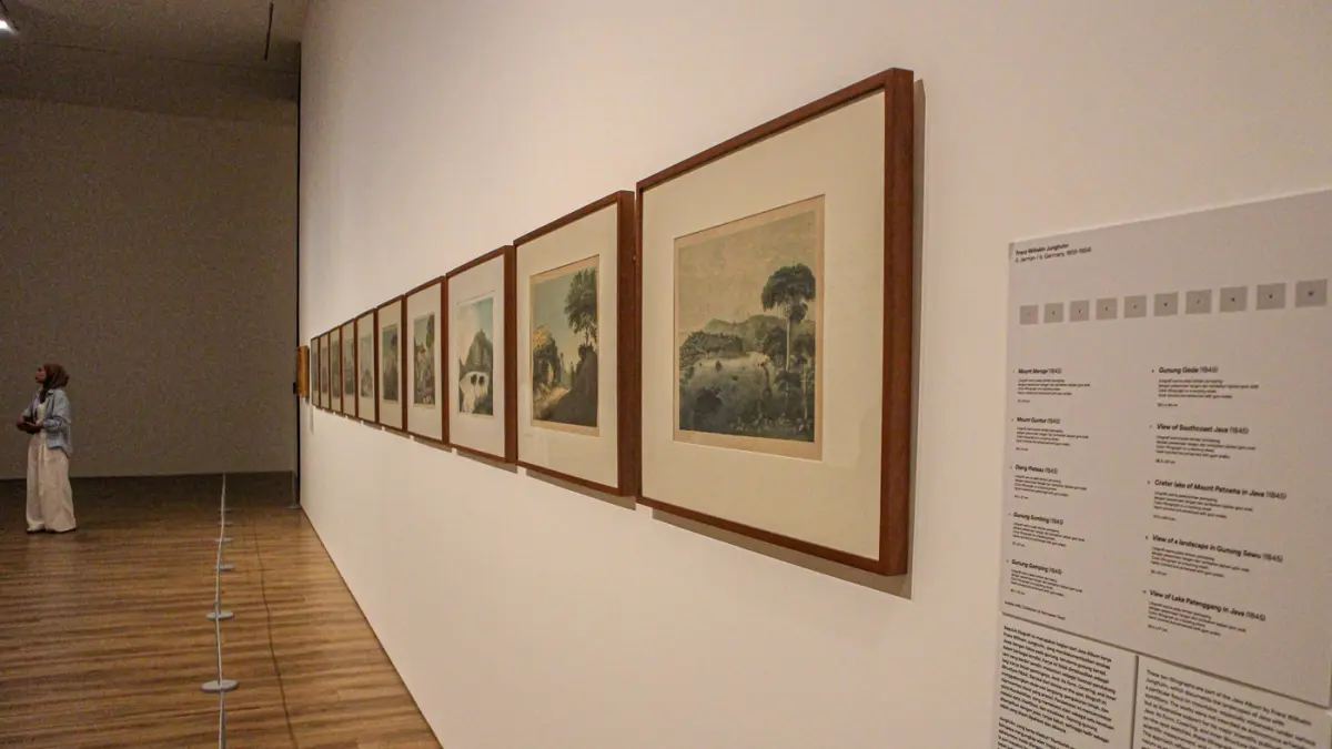 Pengunjung melihat beberapa koleksi lukisan di Museum Macan, Jakarta, Jumat (05/06/2026). (Hanung Hambara/Jawa Pos)