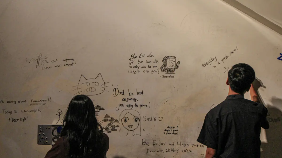 Pengunjung melihat karya pada pameran Ruang Seni Anak Ruth Marbun: Beradu Padu di Museum Macan, Jakarta, Jumat (29/05/2026). (Hanung Hambara/Jawa Pos)