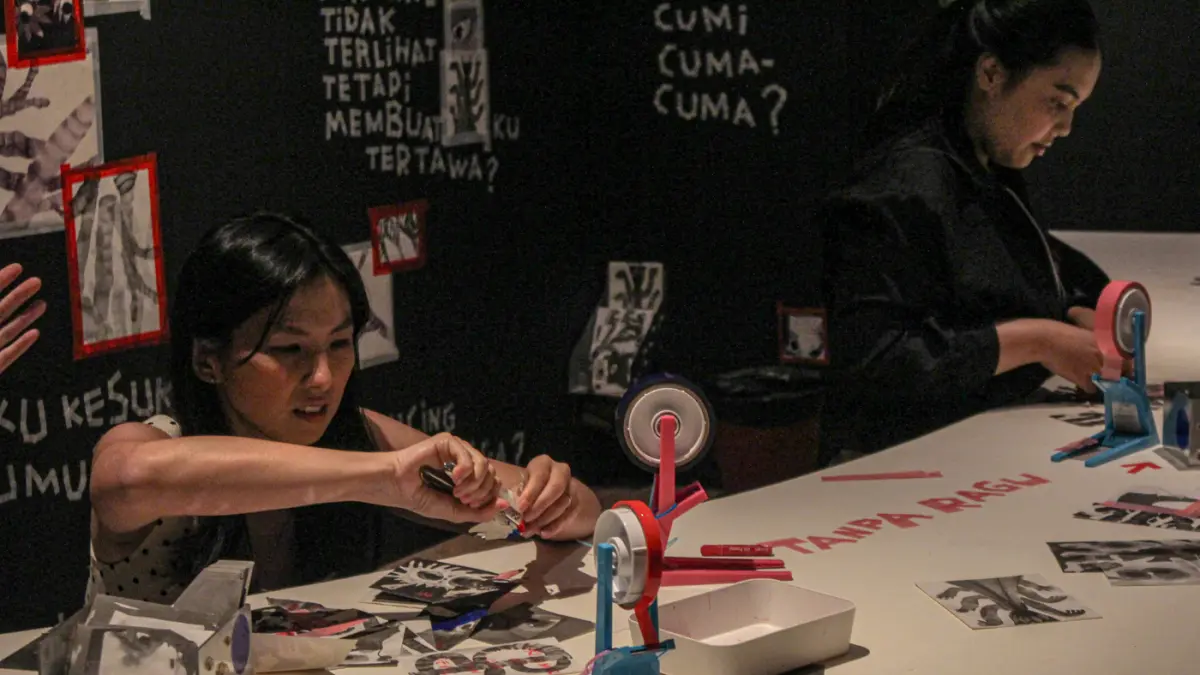 Pengunjung melihat karya pada pameran Ruang Seni Anak Ruth Marbun: Beradu Padu di Museum Macan, Jakarta, Jumat (29/05/2026). (Hanung Hambara/Jawa Pos)