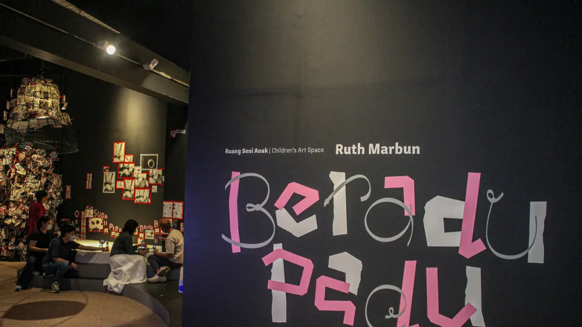 Pengunjung melihat karya pada pameran Ruang Seni Anak Ruth Marbun: Beradu Padu di Museum Macan, Jakarta, Jumat (29/05/2026). (Hanung Hambara/Jawa Pos)