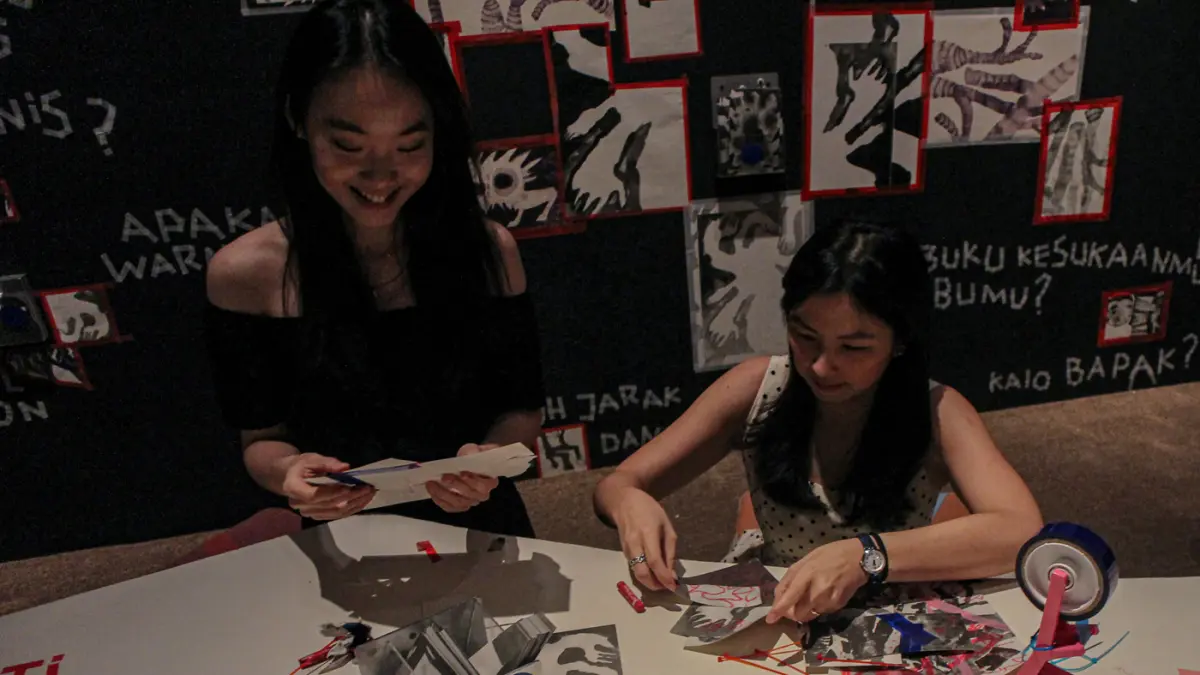 Pengunjung melihat karya pada pameran Ruang Seni Anak Ruth Marbun: Beradu Padu di Museum Macan, Jakarta, Jumat (29/05/2026). (Hanung Hambara/Jawa Pos)