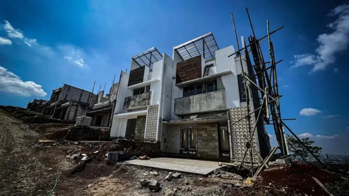 Rumah di Cluster Kingston Emeralda Resort yang belum jadi. Padahal, serah terima seharusnya mulai dilakukan pada 2024. (Istimewa) - Image