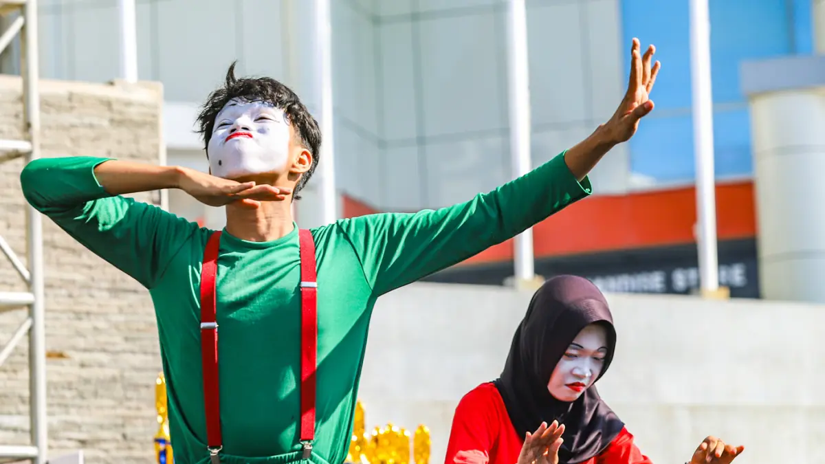 Sejumlah anak kebutuhan khusus menunjukat bakat dalam Walk For Autism festival 2026 di Lapangan Rektorat Unesa, Surabaya, Minggu (7/6) . (Riana Setiawan/ Jawa Pos)