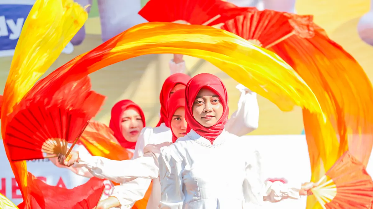 Sejumlah anak kebutuhan khusus menunjukat bakat dalam Walk For Autism festival 2026 di Lapangan Rektorat Unesa, Surabaya, Minggu (7/6) . (Riana Setiawan/ Jawa Pos)
