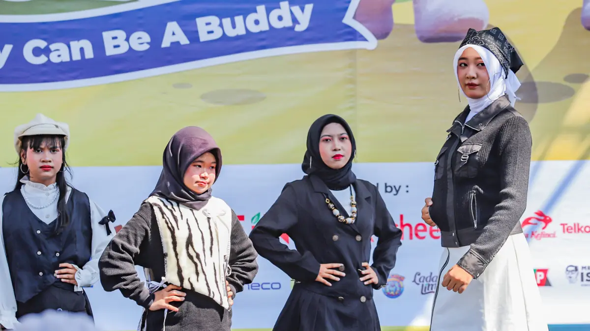 Sejumlah anak kebutuhan khusus menunjukat bakat dalam Walk For Autism festival 2026 di Lapangan Rektorat Unesa, Surabaya, Minggu (7/6) . (Riana Setiawan/ Jawa Pos)