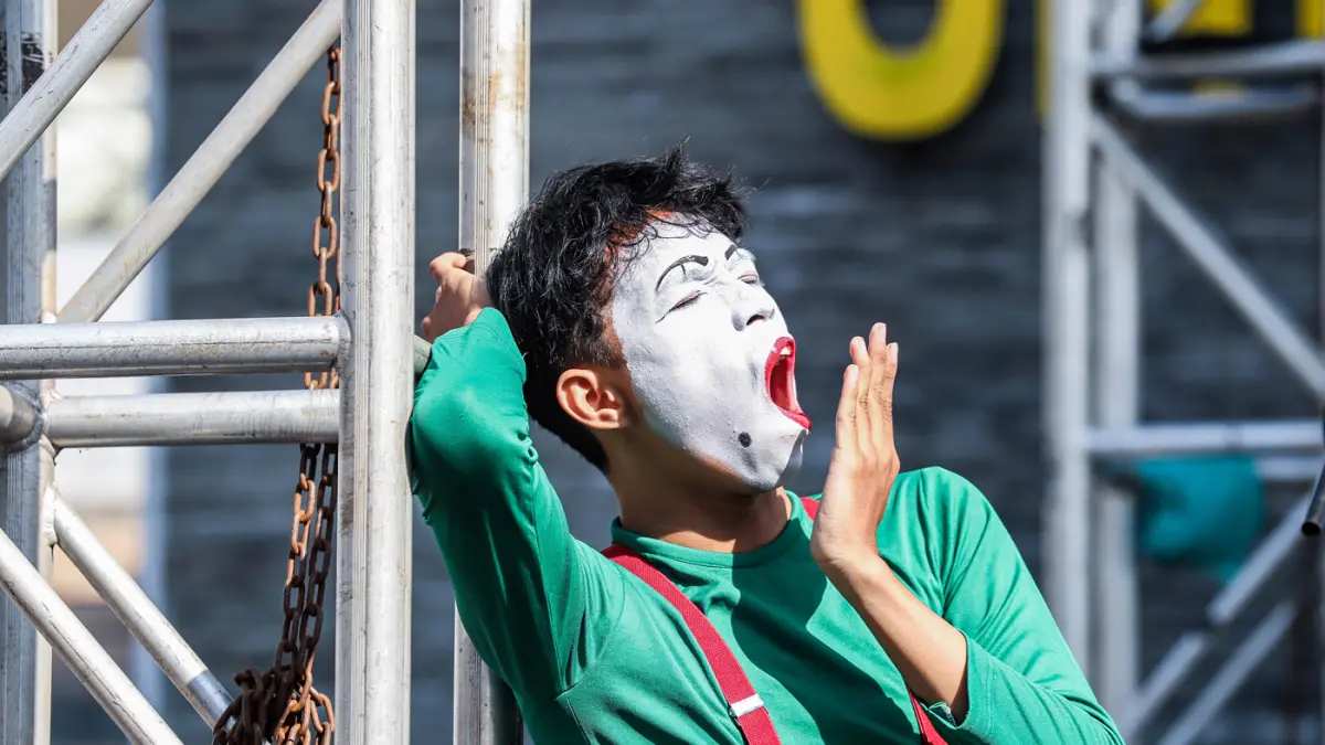 Sejumlah anak kebutuhan khusus menunjukat bakat dalam Walk For Autism festival 2026 di Lapangan Rektorat Unesa, Surabaya, Minggu (7/6) . (Riana Setiawan/ Jawa Pos)