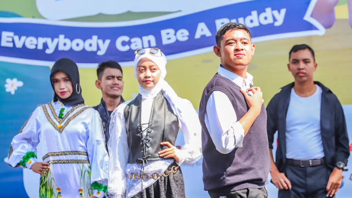 Sejumlah anak kebutuhan khusus menunjukat bakat dalam Walk For Autism festival 2026 di Lapangan Rektorat Unesa, Surabaya, Minggu (7/6) .(Riana Setiawan/ Jawa Pos)