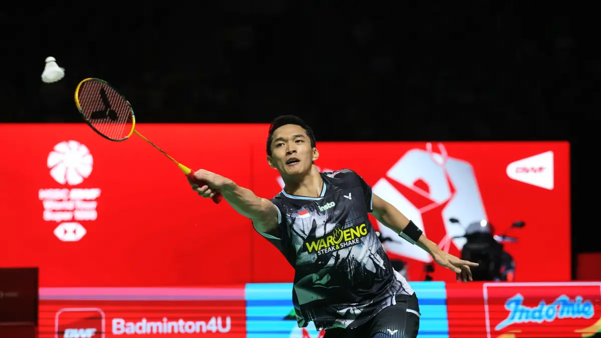 Tungga Putra Indonesia Jonatan Christie bertandingan menghadapi wakil Kanada, Viktor Lai pada Final Indonesia Open di Istora Senayan, Jakarta, Minggu (7/6/2026). (Dery Ridwansah/ JawaPos.com)