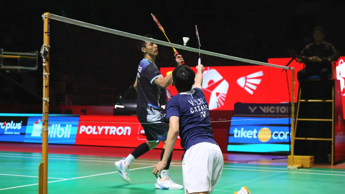 Tungga Putra Indonesia Jonatan Christie bertandingan menghadapi wakil Kanada, Viktor Lai pada Final Indonesia Open di Istora Senayan, Jakarta, Minggu (7/6/2026). (Dery Ridwansah/ JawaPos.com)