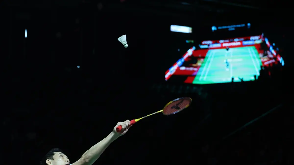 Tungga Putra Indonesia Jonatan Christie bertandingan menghadapi wakil Kanada, Viktor Lai pada Final Indonesia Open di Istora Senayan, Jakarta, Minggu (7/6/2026). (Dery Ridwansah/ JawaPos.com)
