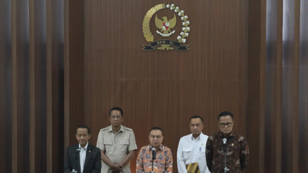Wakil Ketua DPR RI Sufmi Dasco Ahmad (tengah), Menteri ESDM Bahlil Lahadalia (kiri), Menteri Hukum Supratman Andi Agtas (kedua kiri), Menteri Sekretaris Negara Prasetyo Hadi (kedua kanan), dan Chief Operating Officer (COO) Danantara sekaligus Kepala BP BU
