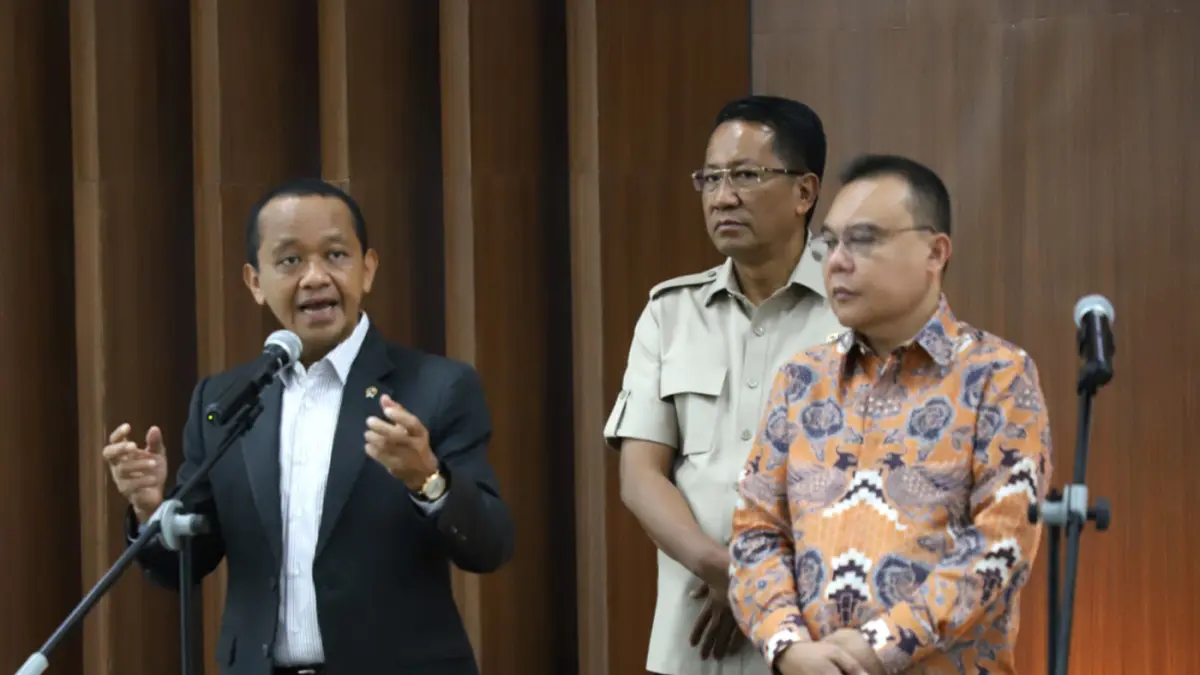 Wakil Ketua DPR RI Sufmi Dasco Ahmad (tengah), Menteri ESDM Bahlil Lahadalia (kiri), Menteri Hukum Supratman Andi Agtas (kedua kiri), Menteri Sekretaris Negara Prasetyo Hadi (kedua kanan), dan Chief Operating Officer (COO) Danantara sekaligus Kepala BP BU