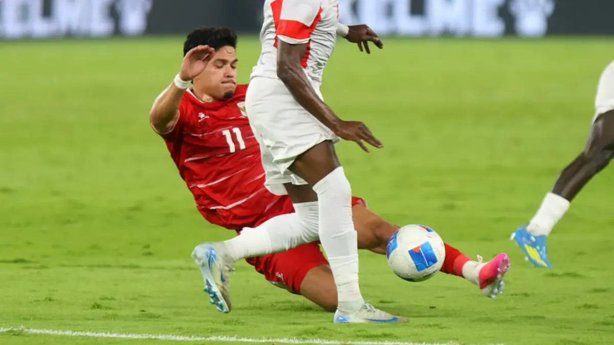 Aksi Ragnar Oratmangoen saat Timnas Indonesia berhasil mengalahkan Mozambik dengan skor tipis 1-0 dalam pertandingan yang berlangsung di Stadion Utama Gelora Bung Karno (SUGBK), Jakarta, Selasa (9/6/2026) malam WIB. (Dery Ridwansyah/JawaPos.com)