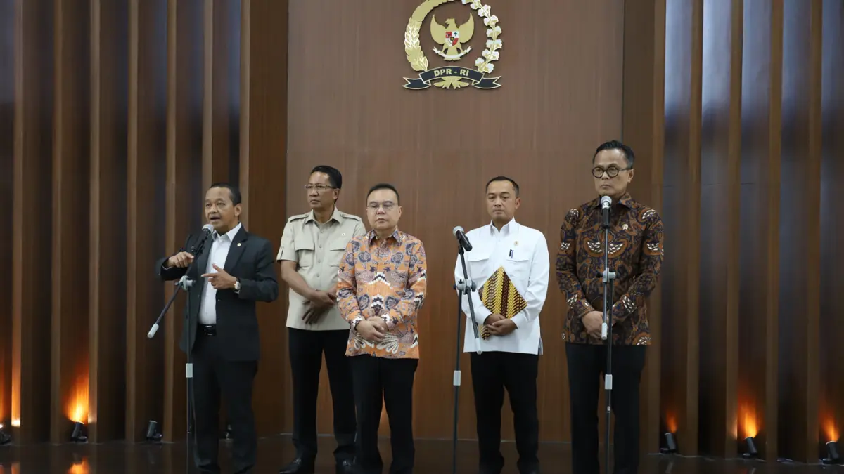 Wakil Ketua DPR RI Sufmi Dasco Ahmad (tengah), Menteri ESDM Bahlil Lahadalia (kiri), Menteri Hukum Supratman Andi Agtas (kedua kiri), Menteri Sekretaris Negara Prasetyo Hadi (kedua kanan), dan Chief Operating Officer (COO) Danantara sekaligus Kepala BP BU