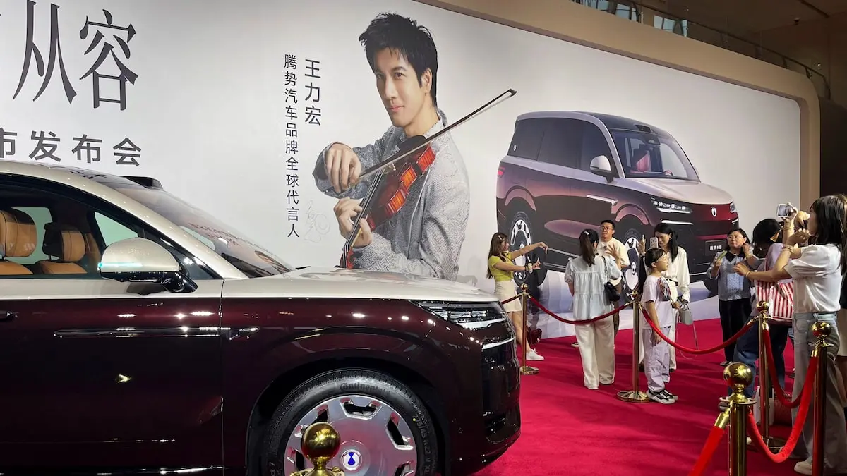 BYD memamerkan N9 di bawah merek premium Denza dalam acara peluncuran di Guangzhou, Tiongkok (Reuters) - Image
