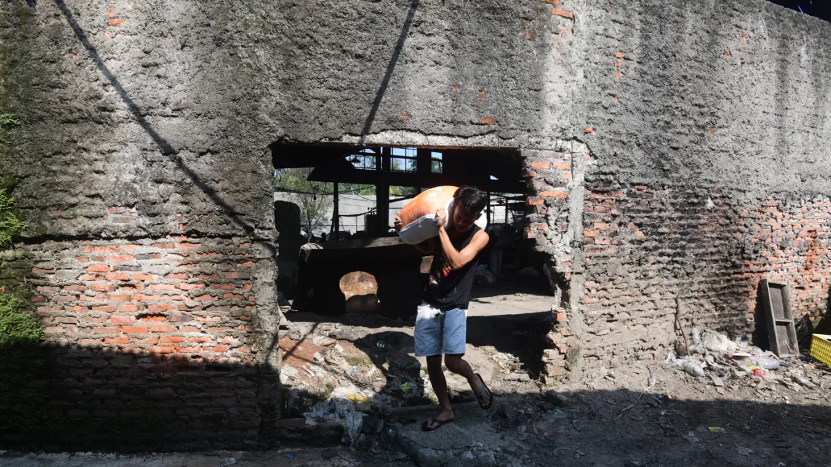 kedelai impor menjadi bahan baku tahu di salah satu sentra produksi kawasan Pasir Putih, Depok, Jawa Barat, Senin (08/06/2026). (Dery Ridwansah/ JawaPos.com)
