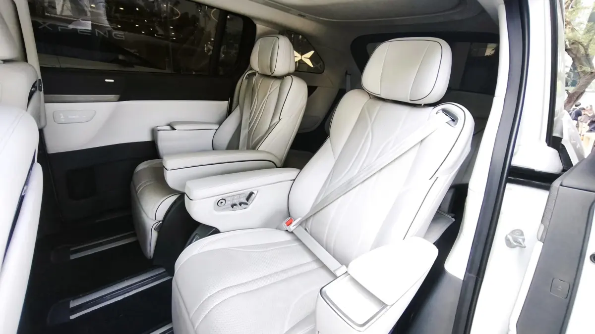 Kursi zero gravity, suspensi udara pintar, dan fitur pijat membuat perjalanan Jakarta–Yogyakarta dengan XPENG X9 terasa nyaman sepanjang jalan. (Dinarsa Kurniawan/JawaPos.com)