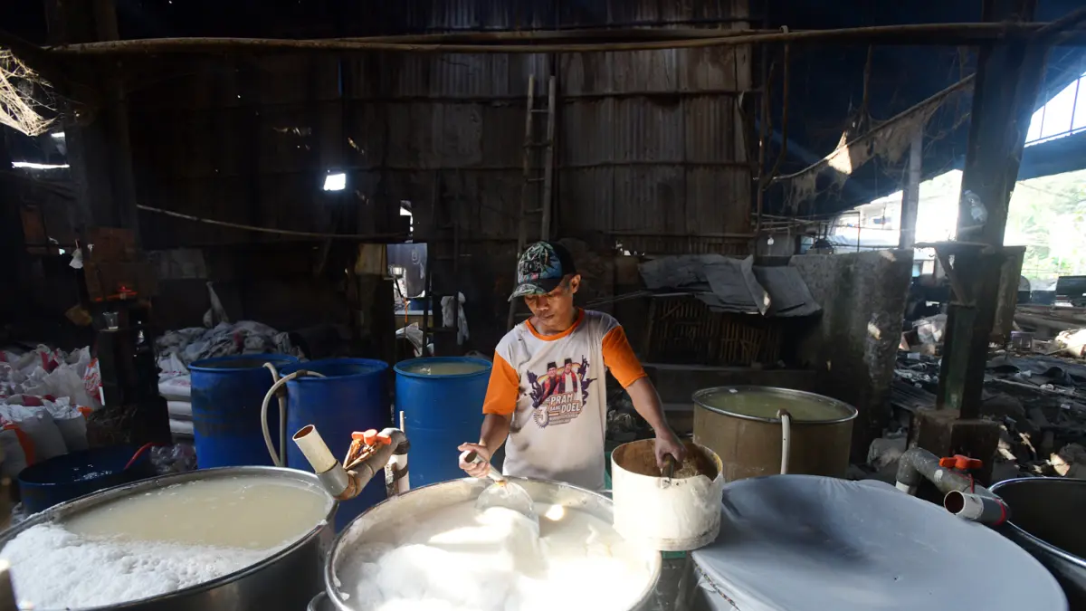 Pekerja menyelesaikan pembuatan tahu di salah satu sentra produksi kawasan Pasir Putih, Depok, Jawa Barat, Senin (08/06/2026). (Dery Ridwansah/ JawaPos.com)