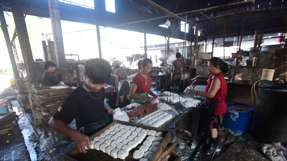 Pekerja menyelesaikan pembuatan tahu di salah satu sentra produksi kawasan Pasir Putih, Depok, Jawa Barat, Senin (08/06/2026). (Dery Ridwansah/ JawaPos.com)