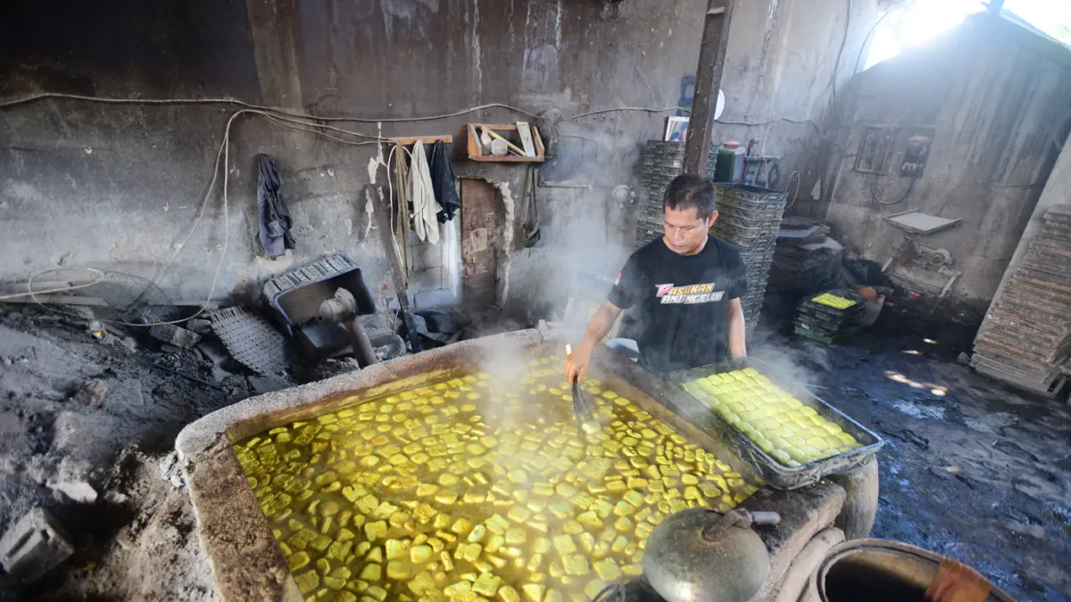 Pekerja menyelesaikan pembuatan tahu di salah satu sentra produksi kawasan Pasir Putih, Depok, Jawa Barat, Senin (08/06/2026). (Dery Ridwansah/ JawaPos.com)