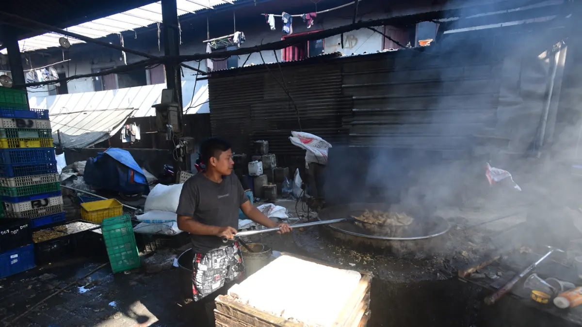 Pekerja menyelesaikan pembuatan tahu di salah satu sentra produksi kawasan Pasir Putih, Depok, Jawa Barat, Senin (08/06/2026). (Dery Ridwansah/ JawaPos.com)